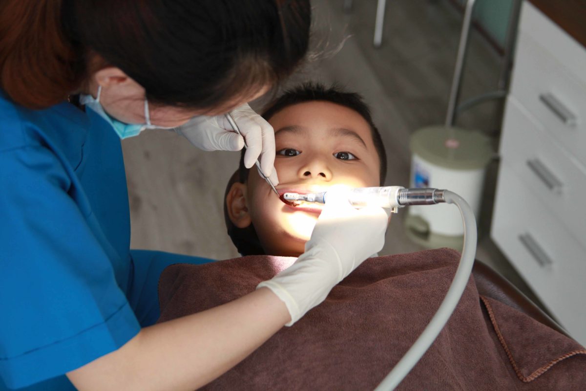 Những lần hẹn ngắn và thường xuyên sẽ tạo sự tin tưởng của trẻ đối với nha sĩ và phòng khám, điều này rất cần thiết nếu trẻ cần được điều trị bất cứ vấn đề về chăm sóc răng miệng trẻ em sau này.