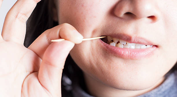 Bạn có thể dùng tăm để lấy những mảnh vụn thức ăn còn sót lại để bảo vệ răng miệng.