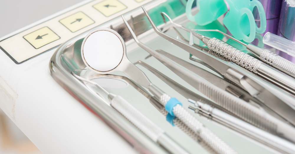 Để bảo vệ răng miệng đúng cách, không nên sử dụng những dụng cụ không được nha sĩ cho phép