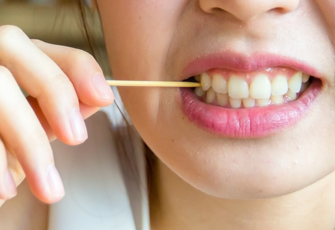 Thỉnh thoảng sử dụng tăm để lấy những mãnh vụn thức ăn thì tốt, Tuy nhiên không nên lạm dụng tăm để có thể bảo vệ răng miệng hiệu quả